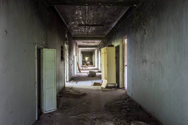 Hospital abandonado en Pripyat (Ucrania
) - Foto, Imagen