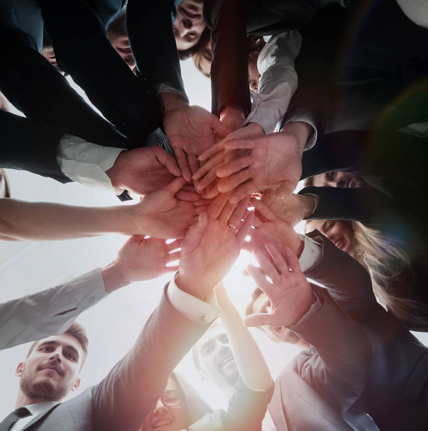 Большой успешный бизнес-команда показывает единство своими руками т
 - Фото, изображение