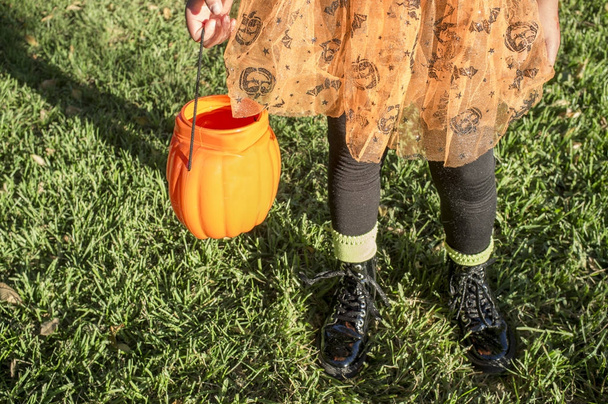 Kleines Mädchen in Halloween-Kostümen im Park - Foto, Bild