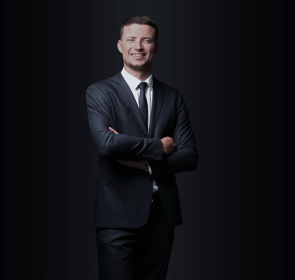 Handsome business man smiling on black background - Fotoğraf, Görsel
