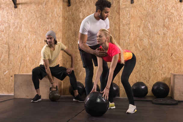 Sport Fitness Gente Gruppo Crossfit Training Equipment, Giovane uomo sano e donna Palestra Interno
 - Foto, immagini