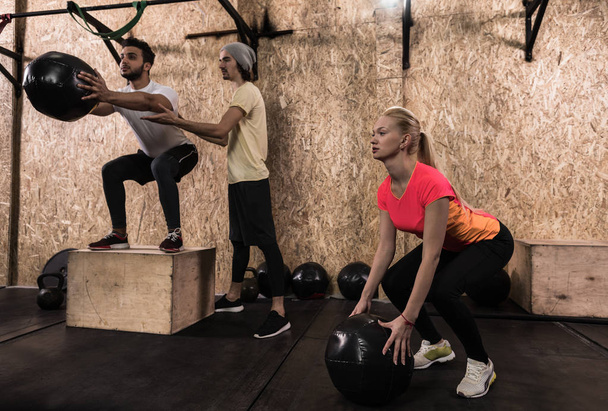 Sport Fitness osób grupy Krzyś sprzęt treningowy, młody człowiek zdrowy i kobieta siłowni wnętrze - Zdjęcie, obraz
