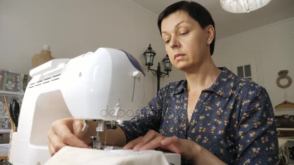 mujer en el trabajo en una máquina de coser. - Imágenes, Vídeo