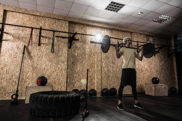 Sport Fitness Man Lifting Barbell Crossfit Training, Young Healthy Guy Doing Exercise - Foto, immagini