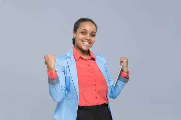 Boldog, fiatal üzleti nő Hold tabletta számítógép izgatott afro-amerikai lány - Fotó, kép