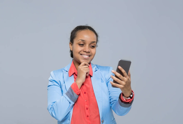 Jonge zakenvrouw met behulp van cel slimme telefoon African American Girl Happy glimlach zakenvrouw - Foto, afbeelding