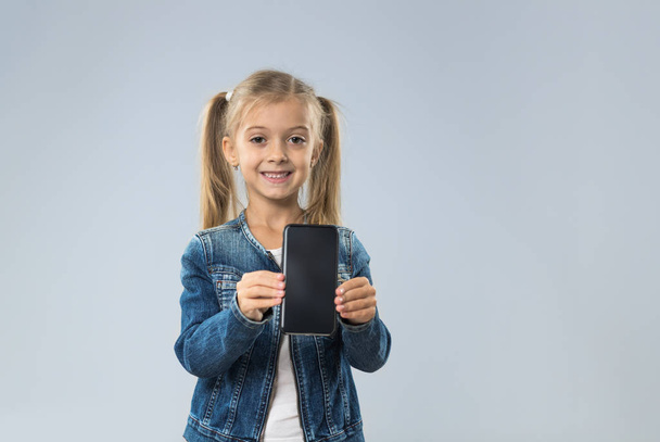 Little Teenage Girl Show Cell Smart Phone Screen With Empty Copy Space, Small Kid Happy Smiling Child - Foto, Imagen