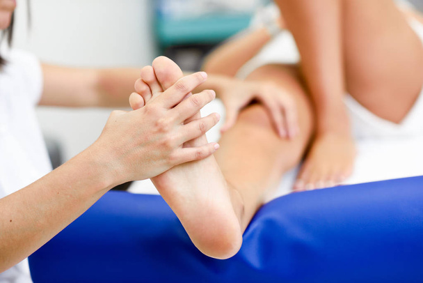 Masaje médico al pie en un centro de fisioterapia
. - Foto, imagen