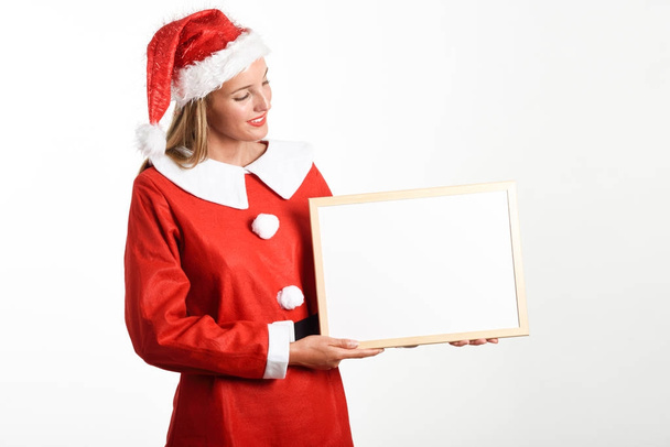 Sorridente donna bionda in abiti di Babbo Natale con bordo bianco
 - Foto, immagini