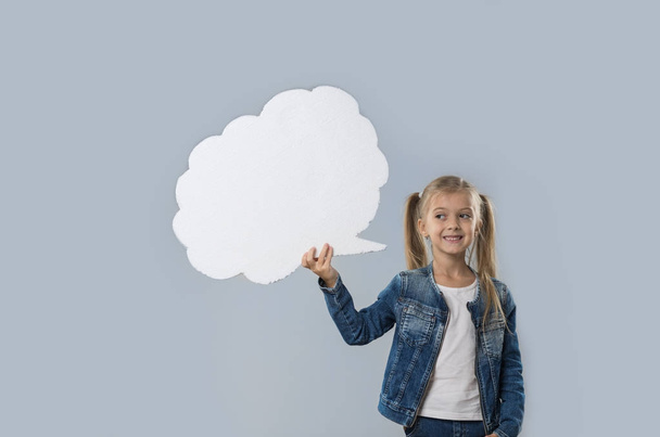 schöne kleine Mädchen glücklich lächelnd weiße Wolke Kopie Raum tragen Jeans Mantel isoliert - Foto, Bild