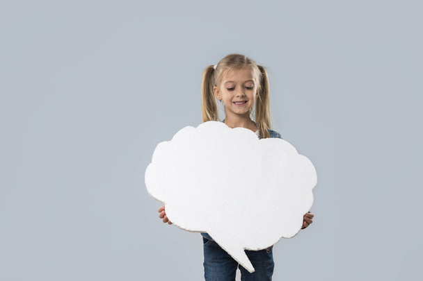Bella bambina felice sorridente bianco nuvola copia spazio indossare jeans cappotto isolato
 - Foto, immagini
