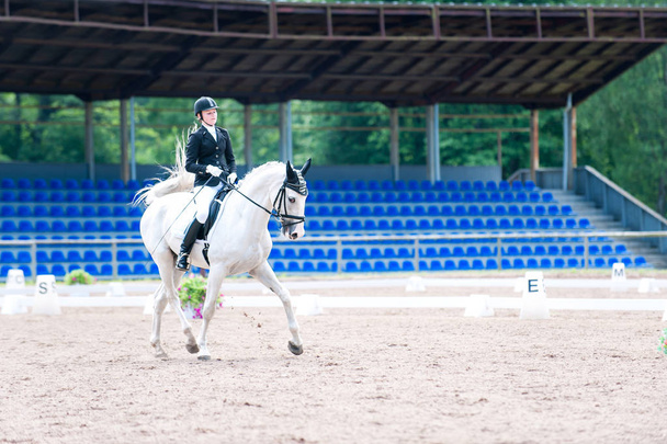 Дівчина-підліток кінний в одязі уніформа верхи на коні є
 - Фото, зображення