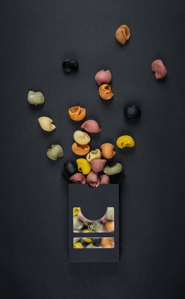 Modello di imballaggio della pasta Isolato su sfondo nero
 - Foto, immagini