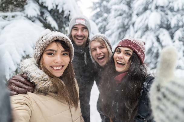 Friends Taking Selfie Photo Smile Snow Forest Young People Group Outdoor - Foto, Imagen