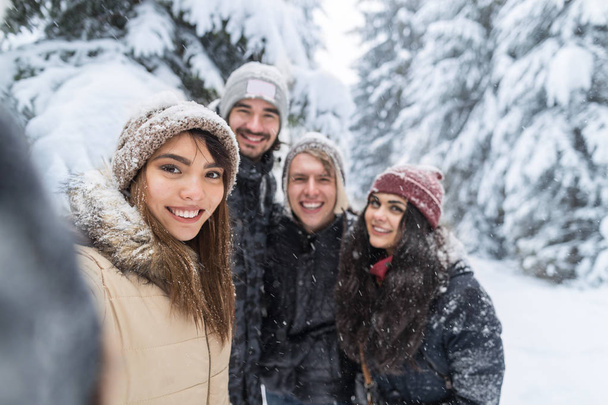 Friends Taking Selfie Photo Smile Snow Forest Young People Group Outdoor - Foto, Imagen
