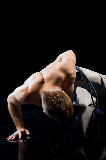 μυώδης άνδρας κάνει pushups - Φωτογραφία, εικόνα
