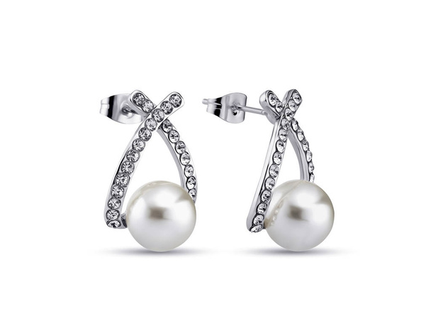 Petites boucles d'oreilles en or blanc avec des perles sur fond blanc
 - Photo, image
