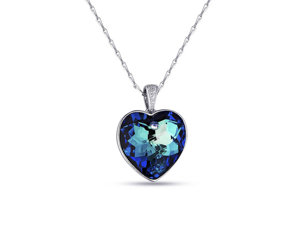 Elegante collana in oro bianco con diamanti e ciondolo cuore blu su sfondo bianco, a forma di cuore
 - Foto, immagini