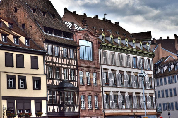 1 * * * Strasbourg kaupunki Itä-Ranskassa. Elsassin historiallinen pääkaupunki. Se sijaitsee joki III, ja se on kaikkein Saksan kaupunki Ranskassa. Kaupungin taivaanrantaan. Kesällä. Vuosi 2017
.  - Valokuva, kuva