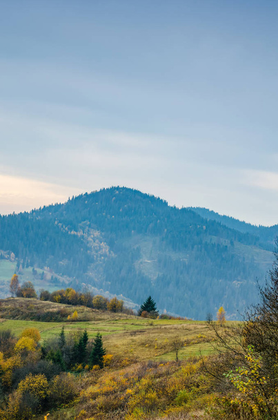 Herbstzeit in den Karpaten - Foto, Bild