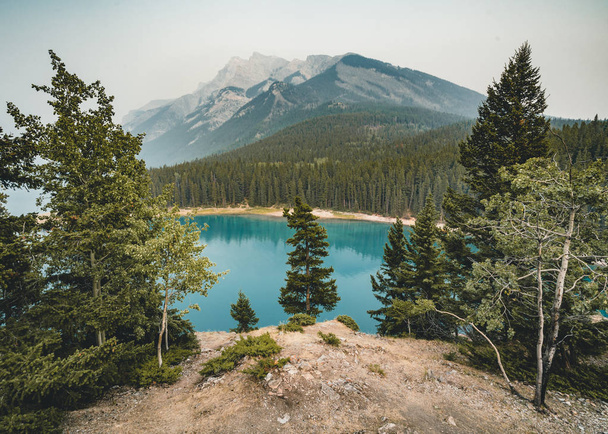 Lago Minnewanka En el Parque Nacional Banff, Alberta, Canadá
 - Foto, Imagen