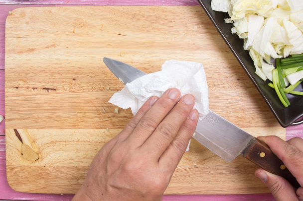 Кухонный нож с бумагой
 - Фото, изображение