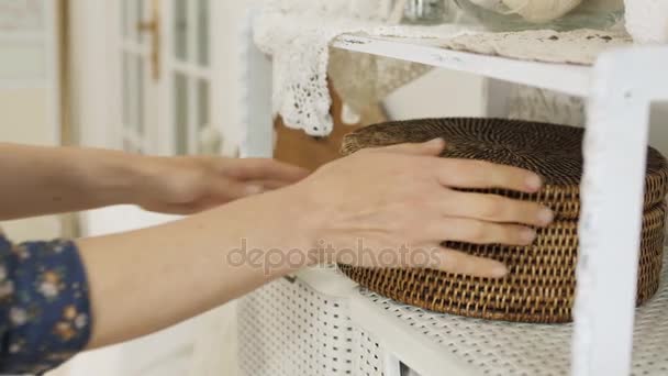 Mujeres manos toma cintas de la caja de coser de mimbre
. - Imágenes, Vídeo