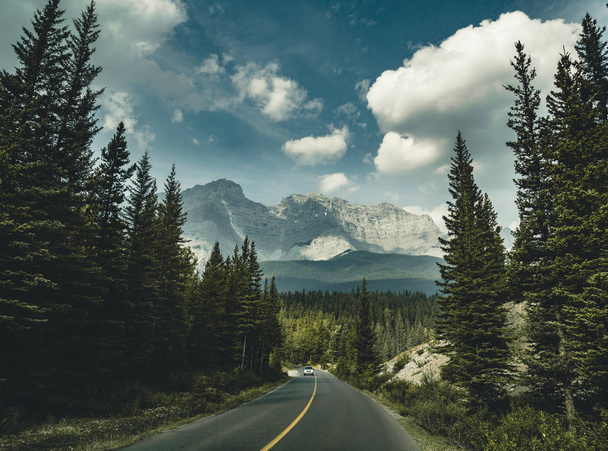 Empty street with mountain panorama in Banff National Park, Cana - Photo, image