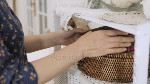 Frauenhände holen Bänder aus dem Weidennähkasten. - Filmmaterial, Video