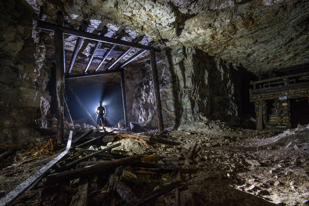 Minero de madera vieja en una mina de piedra caliza abandonada en Sock, región de Samara
 - Foto, imagen