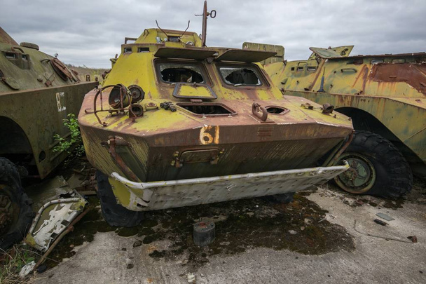 El BTR-82 en la zona de exclusión de Chernobyl en la aldea Buryakovka
 - Foto, Imagen