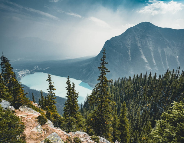 View to Lake Louise from Beehive Mountain in Banff National Park - Foto, Bild