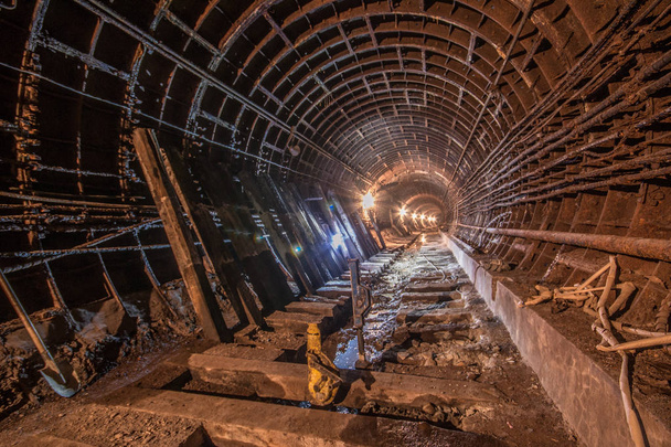 Túnel de metro abandonado. Kiev, Ucrania. Kiev, Ucrania
 - Foto, Imagen