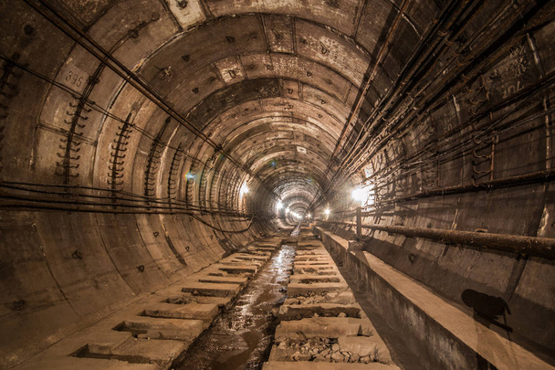 Tunel metra opuszczony. Kijów, Ukraina. Kijów, Ukraina - Zdjęcie, obraz