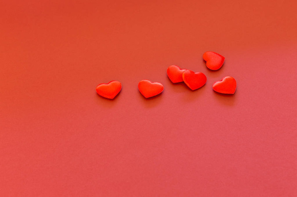 Ryhmä söpö pieni punainen sametti sydämet
 - Valokuva, kuva