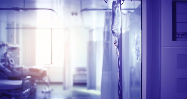Intravenöser Tropfen im Spitalssaal gegen die Bewährung  - Foto, Bild