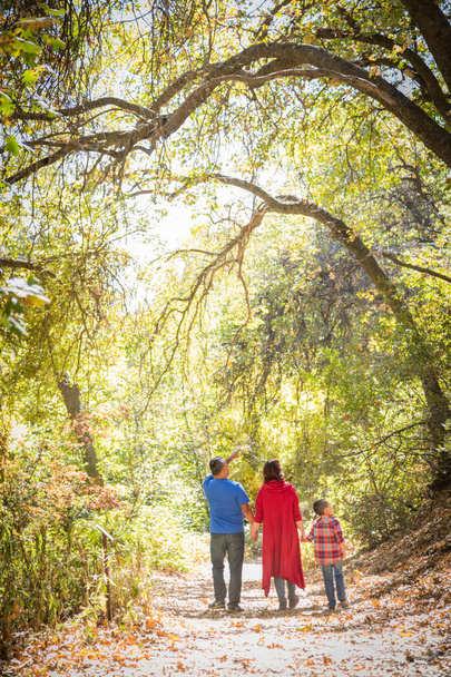 Sekarotuinen valkoihoinen ja latino perhe ottaen kävellä Pa
 - Valokuva, kuva