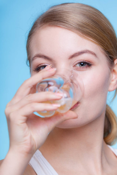 Vrouw oranje smaak drank of sap drinken - Foto, afbeelding