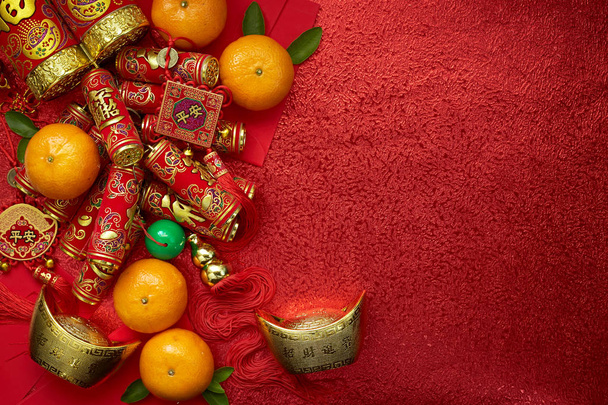 Китайские монеты или китайский узел удачи и китайские фейерверки и китайские золотые слитки и традиционный китайский узел
  - Фото, изображение