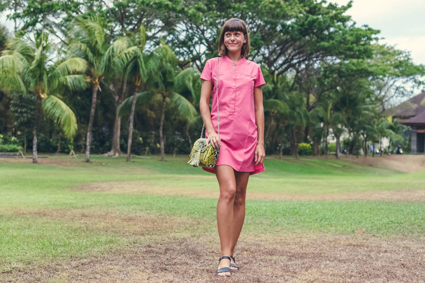 Fechar mulher bonita atraente com bolsa python pele de cobra posando ao ar livre. Ilha de Bali
. - Foto, Imagem
