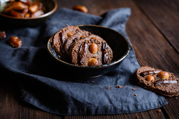 チョコレート チアシード クッキー乾燥、日付とマカダミア ナッツをトッピング - 写真・画像