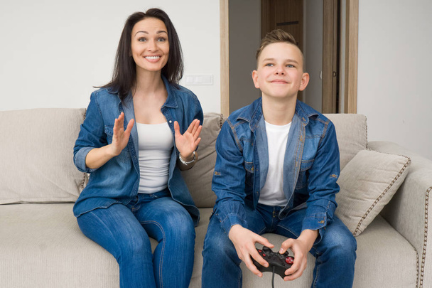 Gelukkige familie spelen console thuis - Foto, afbeelding