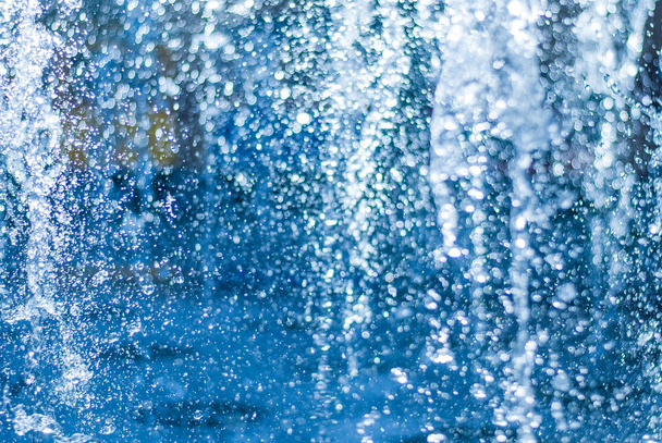 El chorro de agua de una fuente. Salpicadura de agua en la fuente, imagen abstracta
 - Foto, imagen