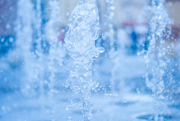 El chorro de agua de una fuente. Salpicadura de agua en la fuente, imagen abstracta
 - Foto, imagen