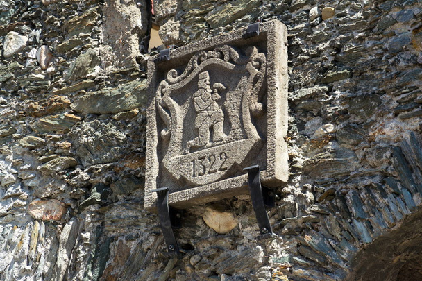 Камень на Зальцбургских воротах в Шладминге, Австрия
 - Фото, изображение
