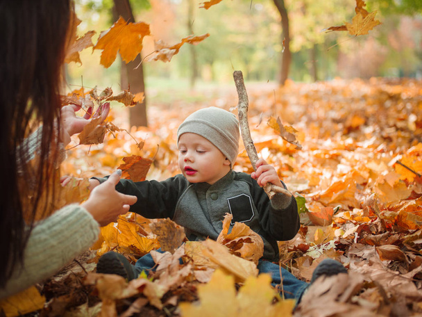 Mom and her son in the autumn in the park - Foto, Imagem