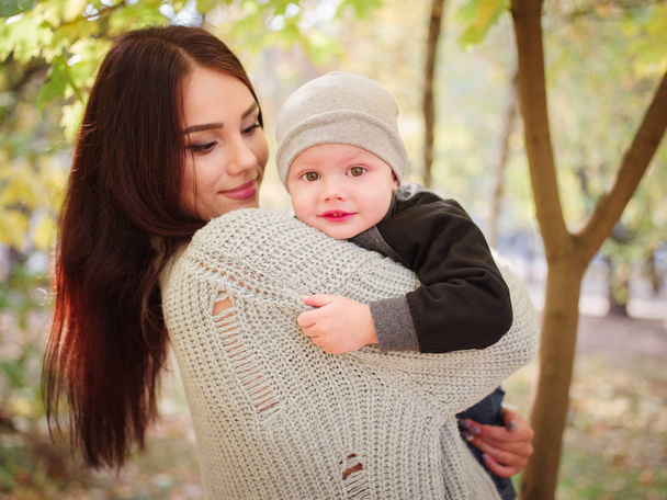 The girl is holding her son in the park - Foto, Imagem