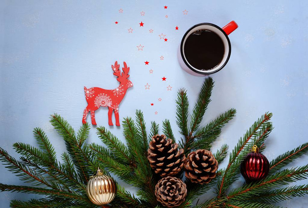 Navidad y Año Nuevo. Decoraciones de Navidad para un árbol de Navidad. Vacaciones. Decoraciones navideñas. Una taza de café. Composición festiva
 - Foto, Imagen