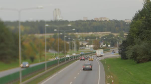 Voitures circulant sur l'autoroute dans la rue. Quatre voies à deux sens. Trafic de transport Vilnius
. - Séquence, vidéo