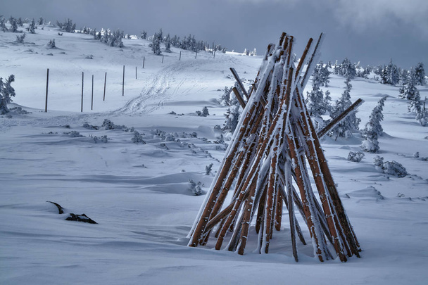 Verem a fából készült cölöp megjelölni a téli túrázás nyomvonalak a Giant Mountains, Lengyelország - Fotó, kép